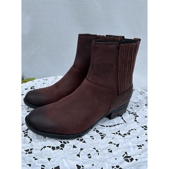 Sorel Womens 8 Burgundy Red Waterproof Heeled Ankle Boots Slip On*** RUNS Small* - Picture 1 of 10